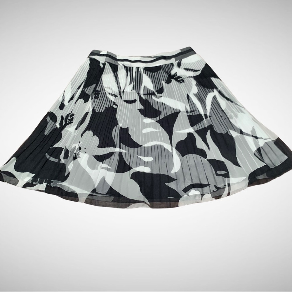 WHITE HOUSE BLACK MARKET Floral B&W Skirt